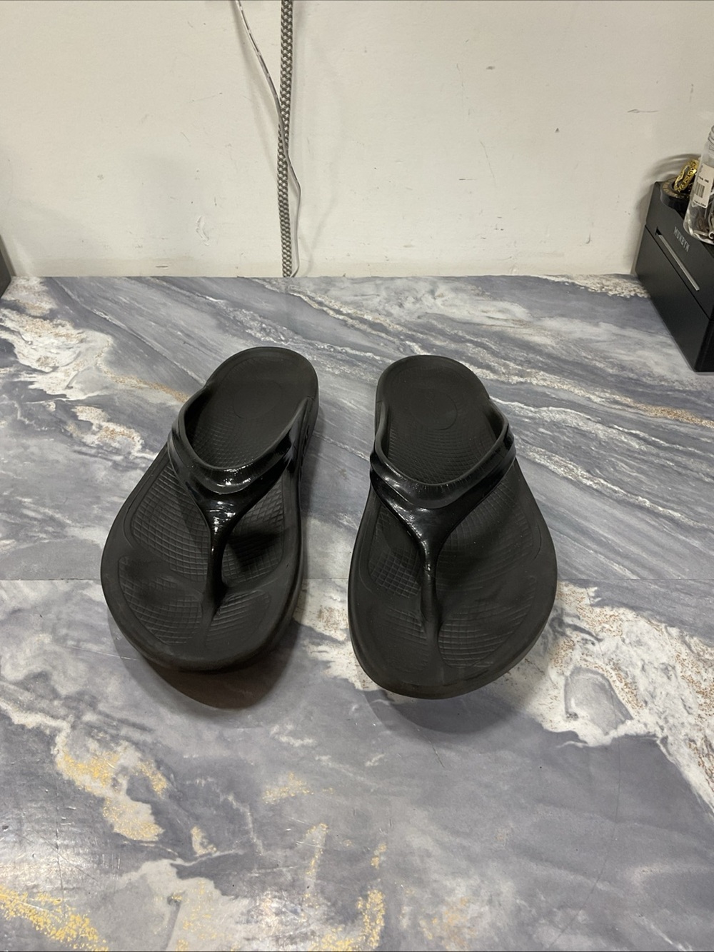 OOFOS Women's Black Thong Sandals - Cushioned Comfort